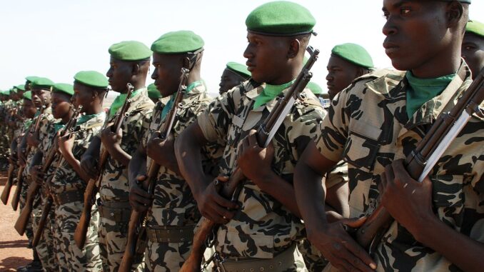 Tensões Militares no Mali Soldados malineses em formação durante o Exercício Flintlock em Bamako, representando a disciplina e presença militar no país.
