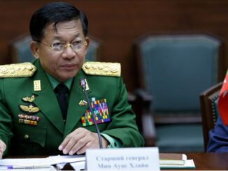 Min Aung Hlaing, líder militar de Mianmar, durante visita oficial à Rússia em junho de 2017, usando uniforme militar, posando para fotos oficiais.