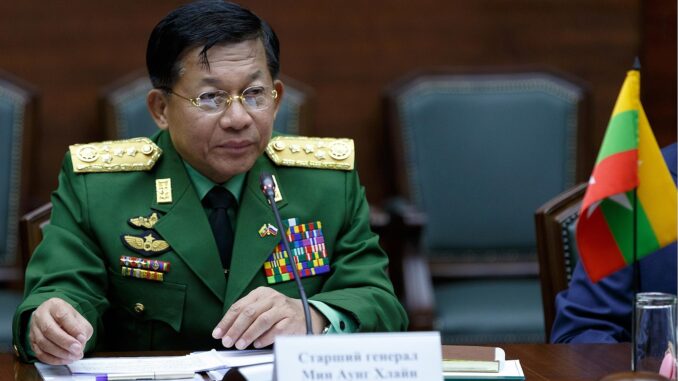 Min Aung Hlaing, líder militar de Mianmar, durante visita oficial à Rússia em junho de 2017, usando uniforme militar, posando para fotos oficiais.