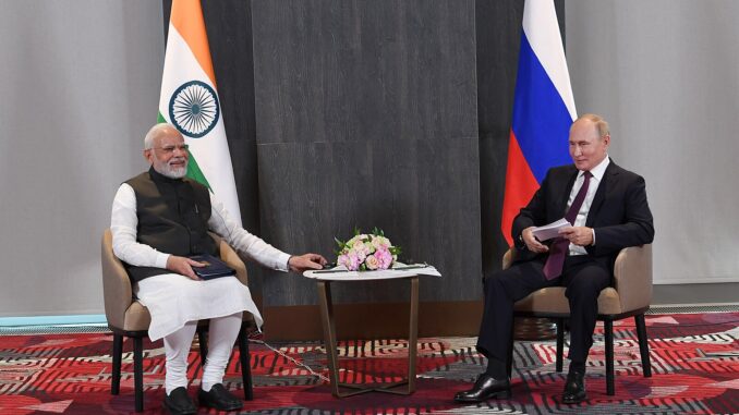 Putin e Modi na Cúpula da SCO 2022 Vladimir Putin e Narendra Modi apertando as mãos durante a cúpula da Organização de Cooperação de Xangai em Samarcanda, 16 de setembro de 2022.
