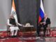 Vladimir Putin e Narendra Modi apertando as mãos durante a cúpula da Organização de Cooperação de Xangai em Samarcanda, 16 de setembro de 2022.