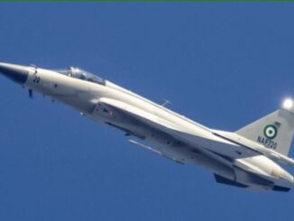 Caça JF-17 branco da Força Aérea da Nigéria voando contra céu azul claro