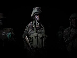 Soldados ugandeses da Missão da União Africana na Somália (AMISOM) em operações noturnas, armados e em formação, durante ofensiva conjunta com o Exército Nacional Somali.
