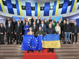 Presidente Volodymyr Zelensky, presidente da Comissão Europeia Ursula von der Leyen e líderes europeus posam juntos com bandeiras da União Europeia e Ucrânia