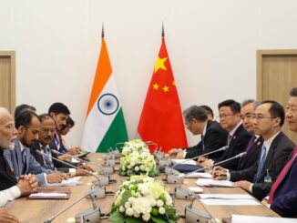 Narendra Modi e Xi Jinping durante reunião bilateral no 16º BRICS Summit, com delegações da Índia e China sentadas frente a frente.