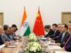 Narendra Modi e Xi Jinping durante reunião bilateral no 16º BRICS Summit, com delegações da Índia e China sentadas frente a frente.