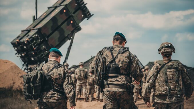 Sistemas Patriot reforçam defesa da Polônia Forças armadas polonesas e sistema de mísseis Patriot em demonstração militar