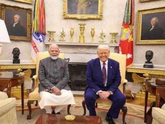 Presidente Donald Trump e primeiro-ministro Narendra Modi sentados lado a lado durante reunião bilateral na Casa Branca, com bandeiras dos EUA e da Índia ao fundo.