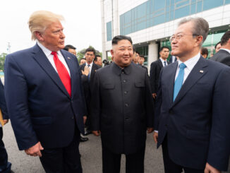 Presidente Donald Trump conversa com o líder norte-coreano Kim Jong-un e o presidente sul-coreano Moon Jae-in durante encontro diplomático. 30 de Junho de 2019