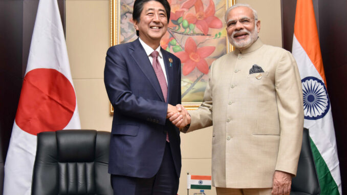 modi-japao-cooperacao-estrategica Narendra Modi e Shinzo Abe apertam as mãos em encontro oficial (2016, Índia-Japão).