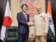 Narendra Modi e Shinzo Abe apertam as mãos em encontro oficial (2016, Índia-Japão).