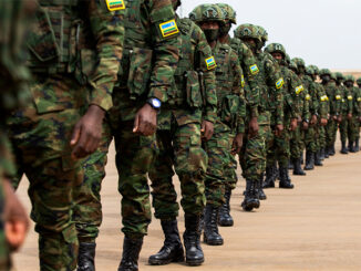 Soldados das Forças de Defesa de Ruanda alinhados em formação, usando uniformes camuflados com distintivos amarelos e azuis.