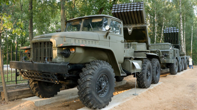 Lançador de foguetes múltiplos BM-21 Grad transportado por ferrovia na Rússia