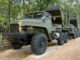 Lançador de foguetes múltiplos BM-21 Grad transportado por ferrovia na Rússia