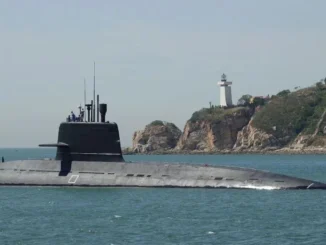 Submarino S26T da Marinha Real Tailandesa navegando no mar após a substituição dos motores alemães por chineses.