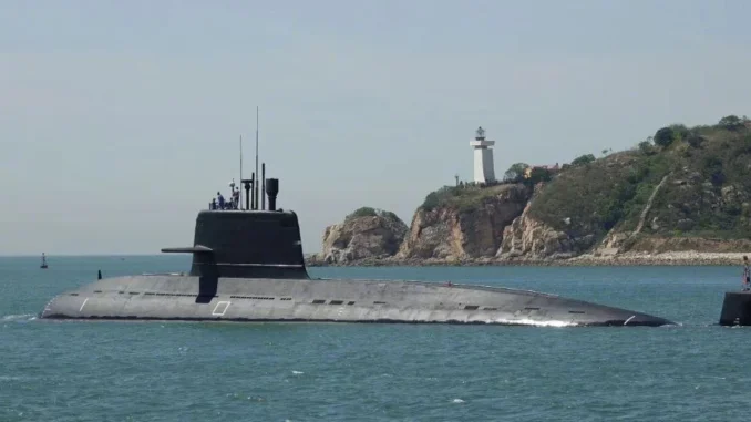 Submarino S26T da Marinha Real Tailandesa navegando no mar após a substituição dos motores alemães por chineses.