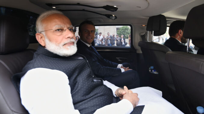 Macron e Modi homenageiam no Arco do Triunfo Presidente francês Emmanuel Macron e primeiro-ministro indiano Narendra Modi juntos no Arco do Triunfo em Paris, junho de 2017