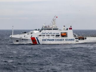 Navio de patrulha CSB 8001 da Guarda Costeira do Vietnã navegando no mar
