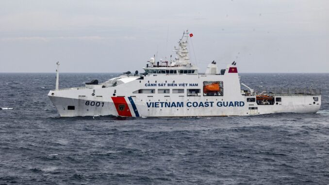 Navio CSB 8001 da Guarda Costeira do Vietnã em exercício no mar Navio de patrulha CSB 8001 da Guarda Costeira do Vietnã navegando no mar