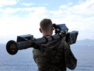 Fuzileiro naval dos EUA mira um lançador de míssil Stinger durante exercício de simulação no Oceano Pacífico a bordo do navio USS Boxer.