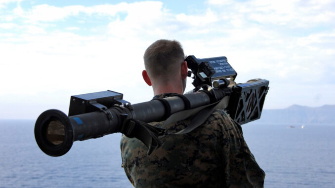 Operação com Míssil Stinger – Treinamento Militar Aboard USS Boxer Fuzileiro naval dos EUA mira um lançador de míssil Stinger durante exercício de simulação no Oceano Pacífico a bordo do navio USS Boxer.