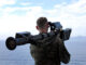 Fuzileiro naval dos EUA mira um lançador de míssil Stinger durante exercício de simulação no Oceano Pacífico a bordo do navio USS Boxer.