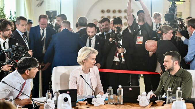 Zelensky e Von der Leyen reforçam cooperação UE-Ucrânia Volodymyr Zelensky e Ursula von der Leyen em reunião oficial em Roma, junho de 2024