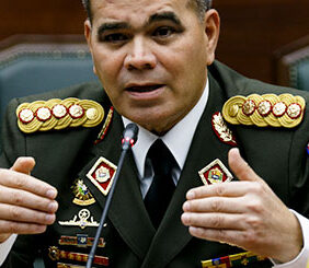 Ministro da Defesa da Venezuela, Vladimir Padrino López, em uniforme militar, falando em conferência.