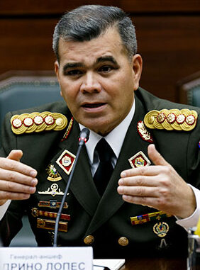 Vladimir Padrino López: Defesa da Venezuela Ministro da Defesa da Venezuela, Vladimir Padrino López, em uniforme militar, falando em conferência.