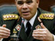 Ministro da Defesa da Venezuela, Vladimir Padrino López, em uniforme militar, falando em conferência.