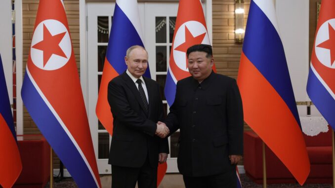 Vladimir_Putin_and_Kim_Jong-un_(2024-06-19)_12 Vladimir Putin e Kim Jong-un se cumprimentando durante visita oficial em Pyongyang, junho de 2024.