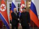 Vladimir Putin e Kim Jong-un se cumprimentando durante visita oficial em Pyongyang, junho de 2024.