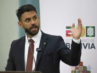 Eduardo del Castillo falando ao microfone durante evento político na Bolívia