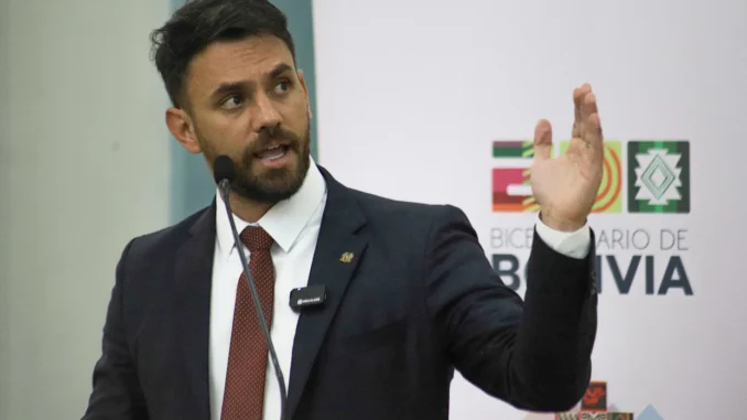 Eduardo del Castillo falando ao microfone durante evento político na Bolívia
