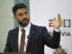 Eduardo del Castillo falando ao microfone durante evento político na Bolívia