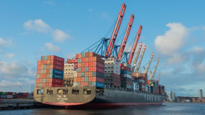 Navio cargueiro com containers no porto, representando exportações internacionais do Brasil