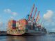 Navio cargueiro com containers no porto, representando exportações internacionais do Brasil