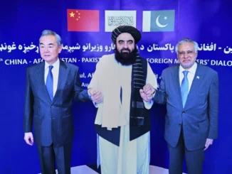 Ministros das Relações Exteriores da China, Afeganistão e Paquistão posam juntos durante a reunião trilateral em Cabul, 20 de agosto de 2025.
