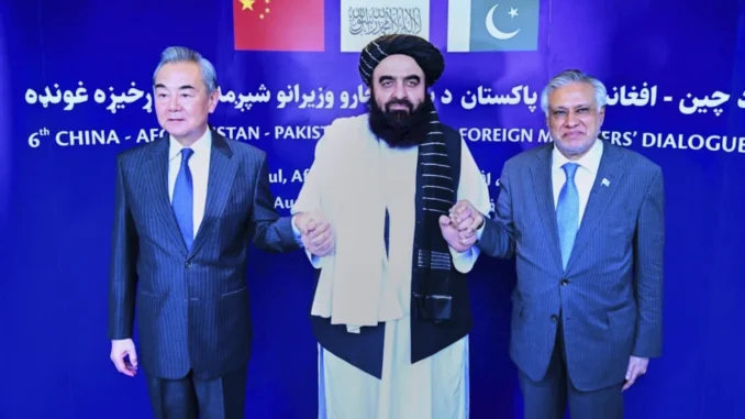 Ministros das Relações Exteriores da China, Afeganistão e Paquistão posam juntos durante a reunião trilateral em Cabul, 20 de agosto de 2025.