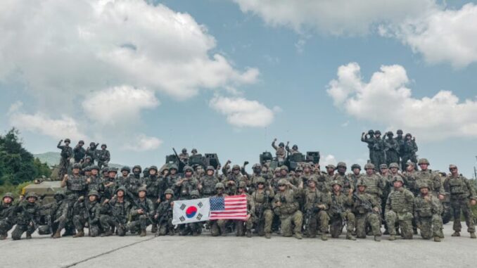 Militares dos Estados Unidos e Coreia do Sul durante exercício militar conjunto Ulchi Freedom Shield 2025.