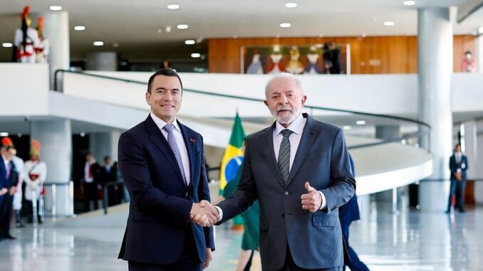 Brasil e Equador fortalecem laços com acordo em Inteligência Artificial Lula e Daniel Noboa apertando as mãos no Palácio do Planalto, com a bandeira do Brasil ao fundo e oficiais em cerimônia oficial.