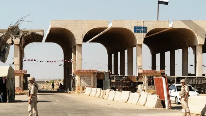 Fronteira Jordano-Síria sob Vigilância Militar A imagem mostra um posto de controle na fronteira entre Síria e Jordânia, onde forças militares monitoram o trânsito e garantem a segurança em uma área sensível e estratégica.