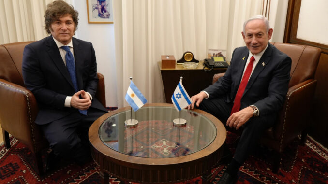 Presidente argentino Javier Milei e primeiro-ministro israelense Benjamin Netanyahu durante reunião oficial em Jerusalém, simbolizando o fortalecimento das relações bilaterais.
