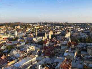 Vista panorâmica da cidade de Lviv, no oeste da Ucrânia, mostrando a arquitetura histórica e o centro urbano.