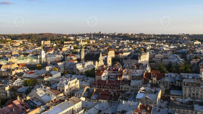 Vista panorâmica da cidade de Lviv, no oeste da Ucrânia, mostrando a arquitetura histórica e o centro urbano.