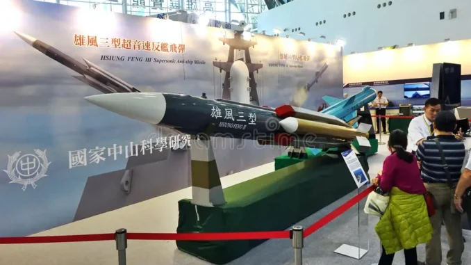 Míssil anti-navio taiwanês exibido em feira internacional de defesa em Kaohsiung.
