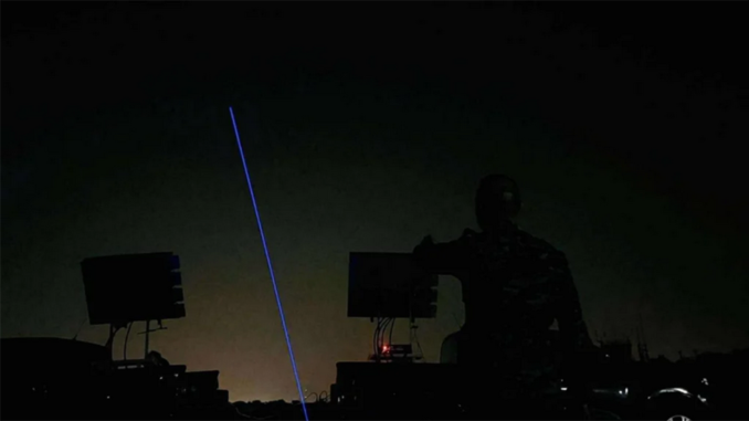 Um soldado tailandês realiza testes com uma arma laser de alta energia durante exercícios noturnos na Base Aérea 1.