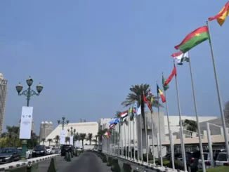 Líderes árabes e islâmicos reunidos em cúpula em Doha, simbolizando a reação coletiva ao ataque de Israel contra operativos do Hamas no Qatar.