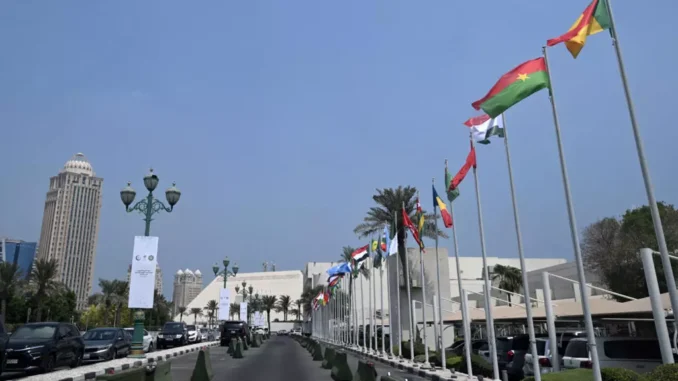 Líderes árabes e islâmicos reunidos em cúpula em Doha, simbolizando a reação coletiva ao ataque de Israel contra operativos do Hamas no Qatar.