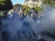 Manifestante tentando pegar uma bomba de gás lacrimogêneo durante protesto em Paris, França, em 18 de setembro de 2025.